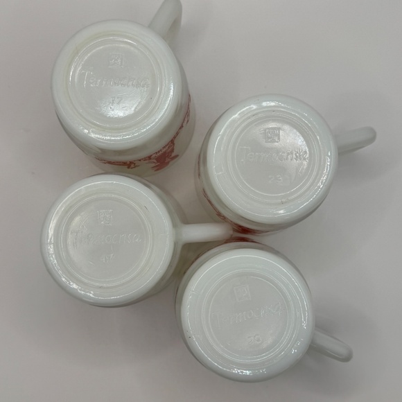 4 Holly Hobby Termocrisa milk glass mugs. Red and White Holly Hobby mug. - Picture 5 of 9
